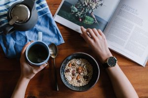 Bol de céréales sans gluten et tisane