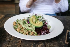 Assiette de salade avec avocat, noix et pois rouges